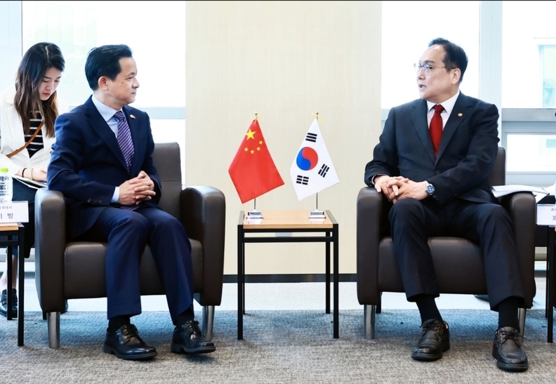 다이빙(戴兵, Dai Bing) 주한 중국대사(왼쪽)가 정인교 한국 산업통상자원부 통상교섭본부장과 회동을 갖고 있다. 주한중국대사관 