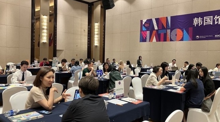 <strong>iABC 한국공동관에서 현지 바이어들과 수출상담하는 국내 애니메이션 기업 관계자들. 한국콘텐츠진흥원</strong>