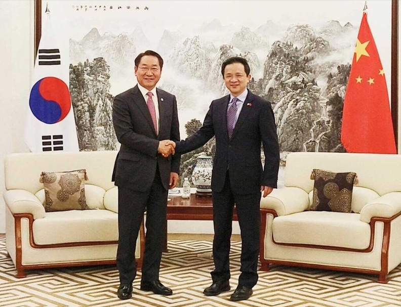 다이빙 주한중국대사(오른쪽) 지난달 29일 유정복 대한민국시도지사협의회 회장 겸 인천시장과 만나 기념촬영을 하고 있다. 사진=주한중국대사관