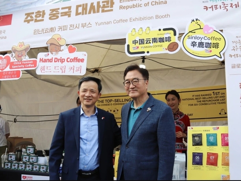 다이빙 주한중국대사(왼쪽)가 우원식 국회의장과 기념촬영을 하고 있다. 사진=주한중국대사관