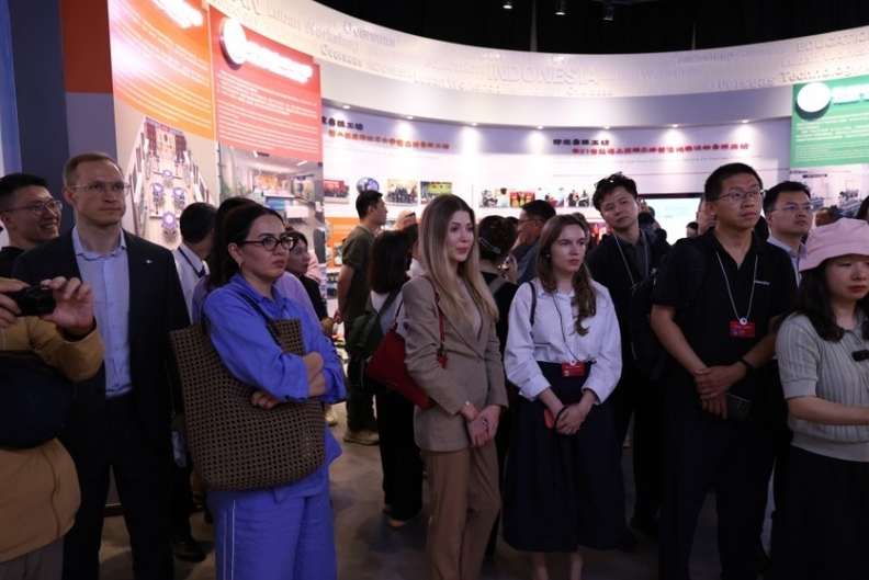 2025년 7월 7일, 상하이협력기구(SCO) 회원국 대표들이 톈진의 루반공방 체험센터를 방문하고 있다. 사진=차이나데일리