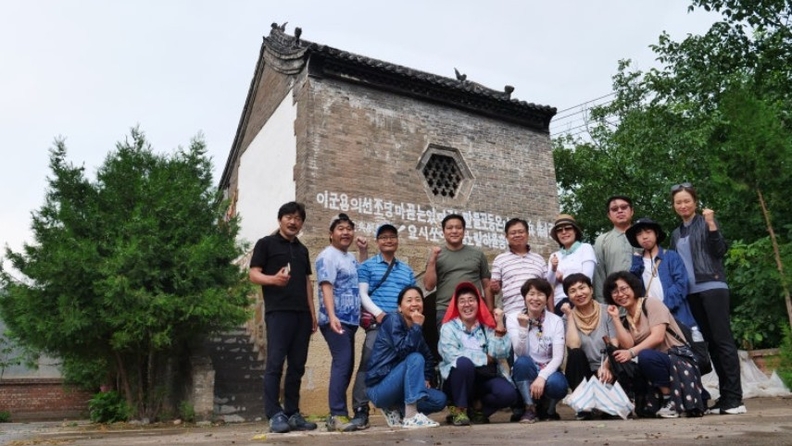 지난 몇 년간, 홍성림 회장과 사업회 회원들은 중국 각지를 답사하며 한국의 독립운동 관련 유적지를 체계적으로 조사해 왔다. 사진은 2023년 10월, 이들이 산시(山西)성 진중(晉中)시 쭤취안(左權)현 퉁위(桐峪)진 상우(上武)촌을 방문한 모습이다. 이곳은 1940년 7월부터 1942년 2월까지 조선의용대가 현지 무장군과 연합해 일본군과 수차례 전투를 벌였던 지역으로, 이 과정에서 다수의 의병이 장렬히 희생됐다.