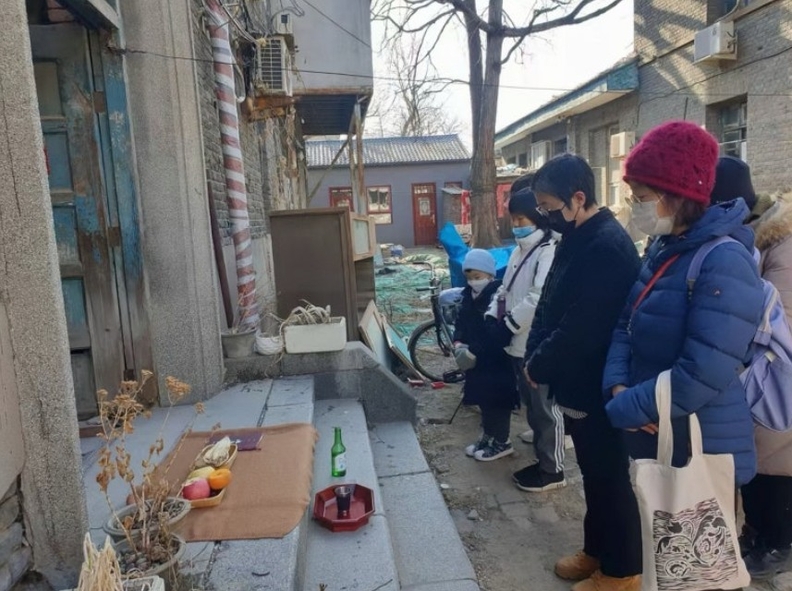 한때 한국 독립운동의 중요한 무대였던 베이징에는 많은 역사적 흔적이 남아 있다. 2022년 1월 6일, 홍성림 회장과 재중항일역사기념사업회 회원들은 한국의 저명한 시인이자 독립운동가인 이육사 열사의 순국일을 맞아 베이징시 둥청(東城)구 둥창후퉁(東廠胡同)을 찾아 이육사 열사가 순국한 자리(옛 일본 헌병대 터)에서 묵념했다. 회원들은 나라를 위해 목숨을 바친 열사의 뜻을 기리며 제사를 올리고 깊은 추모와 숭고한 경의를 표했다.