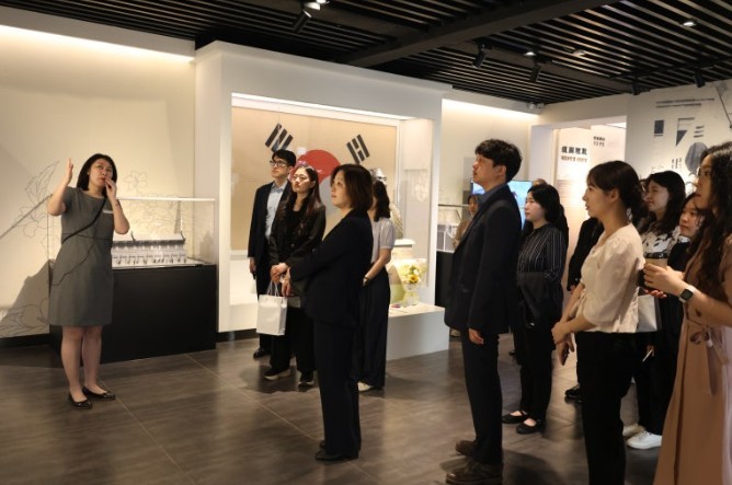 ‘중한 청년 외교관 교류사업’에 참가한 한국 대표단이 중국 외교부 관계자들과 함께 충칭 대한민국 임시정부 청사 전시관을 방문했다. 사진/충칭 대한민국 임시정부 청사 전시관