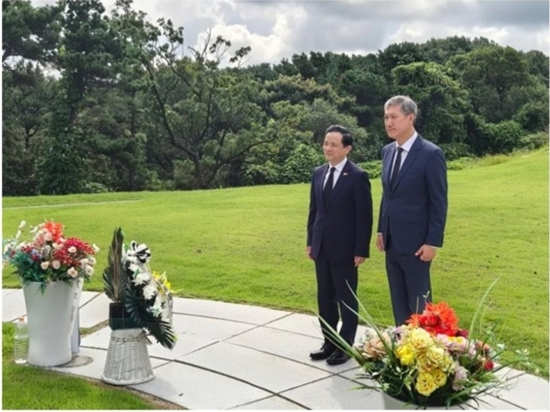 사진=고(故) 노태우 전 대통령 묘역을 참배하는 다이빙 주한중국대사(좌)와 노 전 대통령 아들 노재헌 동아시아문화센터 이사장. 사진=주한중국대사관