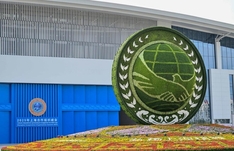 2025년 8월 30일 촬영된 사진은 중국 북부 톈진에서 열리는 상하이협력기구(SCO) 정상회의 2025 주요 행사장의 외관을 보여주고 있다. 사진/신화통신