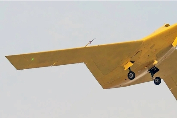 중국 스텔스 무인기 CH-7 첫 비행 성공