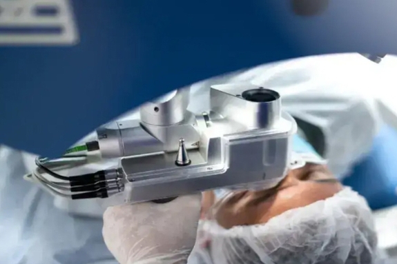 中 안과 수술 로봇 등장…의사 손을 대신한다 [산업 트랜드 99]