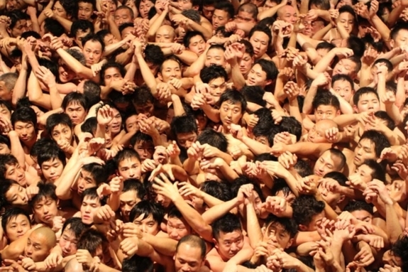 “1만명 알몸으로 뒤엉켰다”…日 하다카 마츠리, 의식불명 속출한 그날