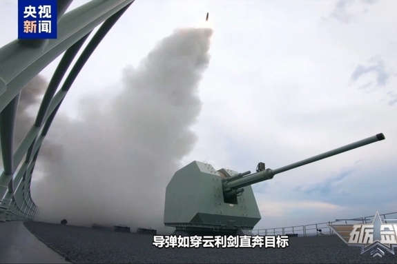중국 인민해방군 해군 055식 대형 구축함 첫 실사격 장면 공개