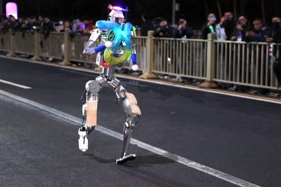 베이징 인간형 로봇 하프마라톤 개막