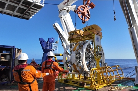 中, 심해 3500m 우주입자 포착 성공