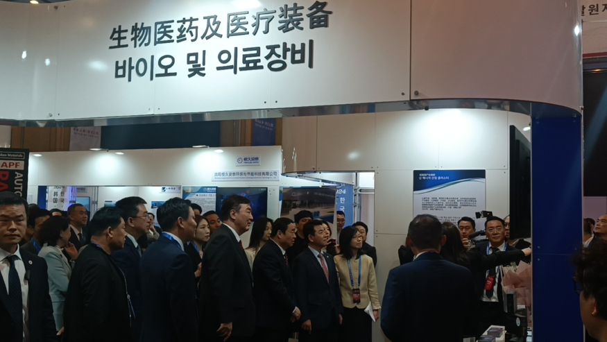 하오펑(郝鹏) 중국 랴오닝성 당 위원회 서기와 싱하이밍(邢海明) 주한 중국대사 등이 24일 서울 서대문구 연희로 스위스 그랜드 호텔에서 열린 '2024 한국-선양 주간' 개막식 및 '니하오 선양! 글로벌 프로모션 in 서울'에서 행사장을 둘러보고 있다. 사진=김평화 기자 1713949408216.jpg