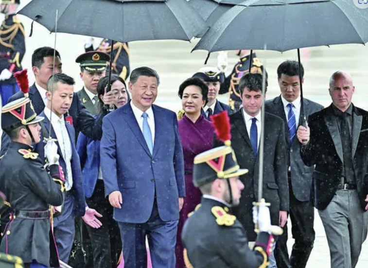 시진핑 중국 국가주석이 5일(현지시간) 파리 오를리 공항에 도착해 영접을 받고 있다. 사진=중국 매체 캡처. 스크린샷 2024-05-06 074359.png