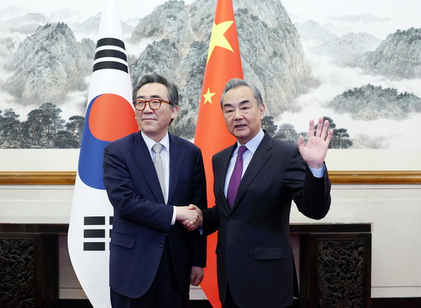 조태열 외교장관(왼쪽)과 왕이 중국 공산당 외사판공실 주임 겸 외교부장. 중국 외교부 W020240513841787329638.jpg