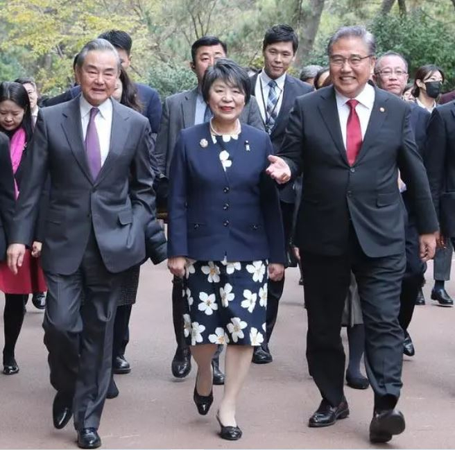 2023년 11월 26일, 한국 부산에서 열린 제10차 중일한 외교장관회의에 왕이(王毅) 중국공산당 중앙정치국 위원이자 외교부 부장, 일본 가미카와 요코(上川陽子) 외상, 한국 박진 외교부 장관이 참석했다.중국 외교부 홈페이지 20240515132749_oeafeopy.jpg
