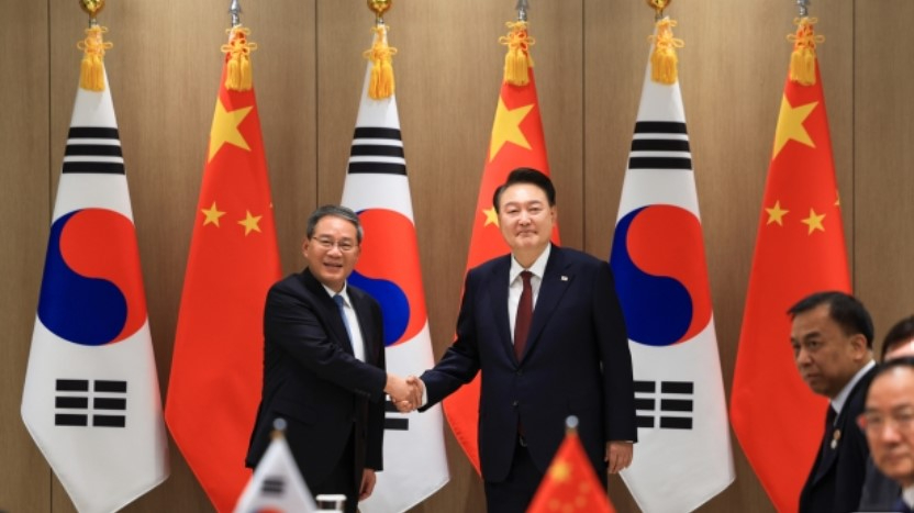 윤석열 대통령과 리창 중국 총리가 9일 서울 용산 대통령실에서 악수를 하며 사진을 촬영하고 있다. 사진=대통령실. 화면 캡처 2024-05-26 170009.jpg