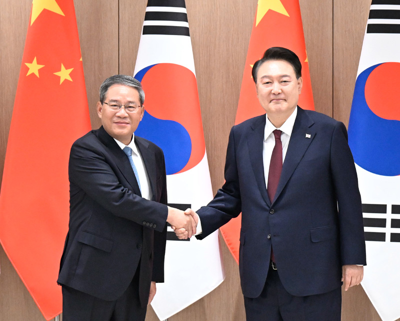 윤석열 대통령과 리창 중국 국무원 총리가 26일 서울 용산 대통령실에서 회담을 가진 뒤 악수를 하고 있다. 사진-중국 인민정부 홈페이지. W020240526662150155405_ORIGIN.jpg