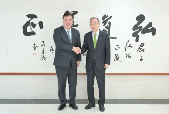 세계 환경의 날인 지난 5일 전 유엔(UN) 사무총장인 반기문 보아오아시아포럼 이사장이 서울 중국문화센터를 찾아 싱하이밍 주한중국대사와 기념 촬영을 하고 있다. 주한중국대사관 공식 위챗. 화면 캡처 2024-06-06 230952.jpg