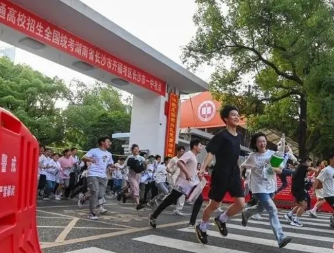 중국 대학입학시험인 가오카오 수험생들. 중국 매체 캡처. 화면 캡처 2024-06-07 095134.jpg