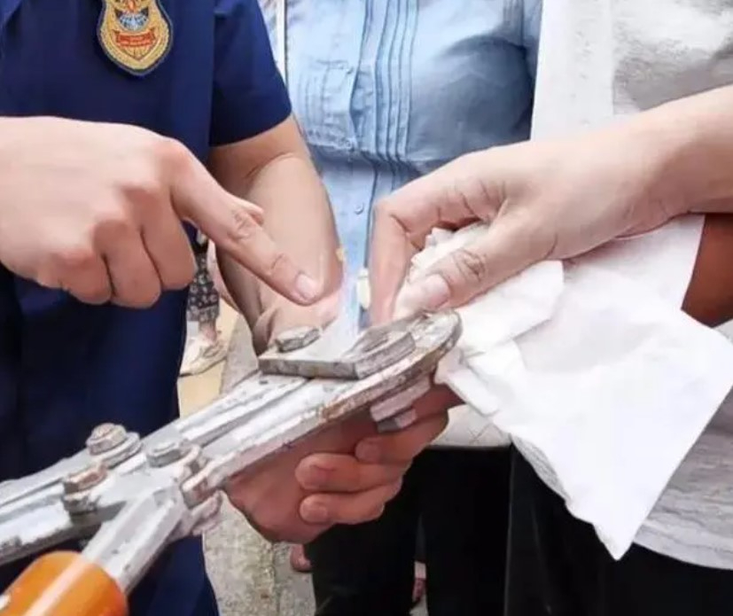 수험생 은팔찌를 절단기로 절단하는 모습. 중국 매체 캡처. 화면 캡처 2024-06-07 230704.jpg