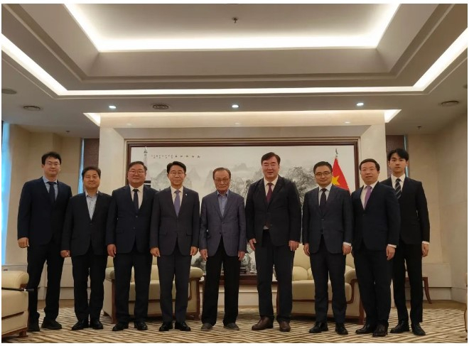 이해찬 전 국무총리(왼쪽 다섯번째)와 더불어민주당 의원들이 지난 25일 주한중국대사관을 찾아가 화성 일차전지 공장 화재로 숨진 중국인에 대한 위로를 전한 뒤 싱하이밍 주한중국대사(여섯번째) 등과 함께 사진을 촬영하고 있다. 주한중국대사관 화면 캡처 2024-06-28 054700.jpg