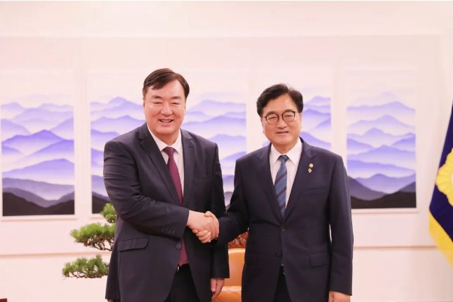 싱하이밍 주한중국대사(왼쪽)과 우원식 국회의장. 주한중국대사관 위챗 싱하이밍.jpg