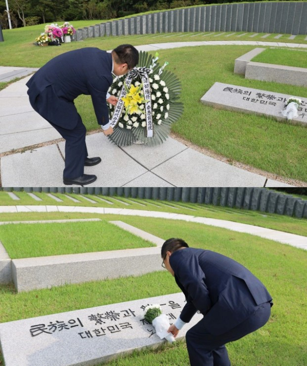 주한중국대사관 팡쿤 대리대사가 중한 수교 32주년을 앞둔 지난 23일 경기도 파주시에 있는 노태우 전 대통령의 묘역을 찾아 참배하고 있다 주한중국대사관 홈페이지 캡처. 화면 캡처 2024-08-28 172327.jpg