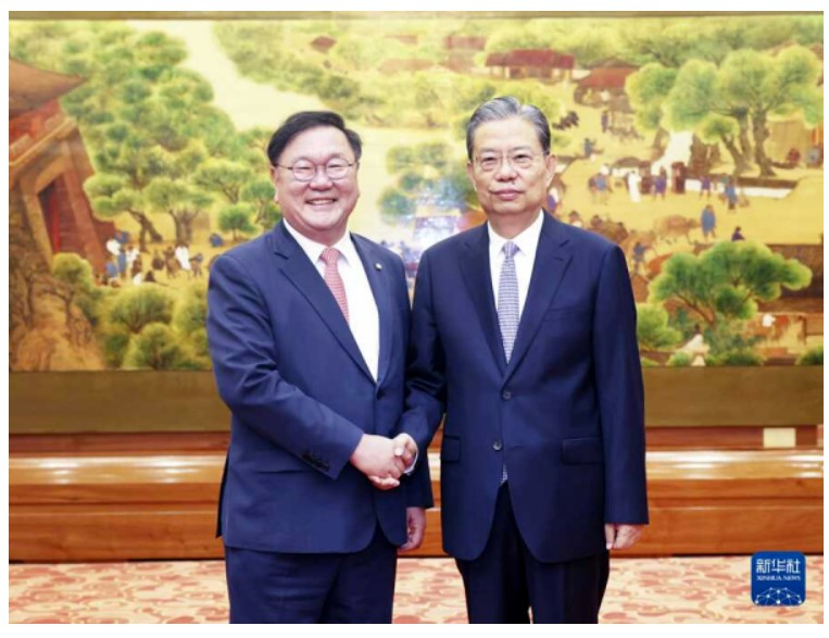 중국 공식 서열 3위인 자오러지 전국인민대표대회(전인대·중국의 국회 격) 상무위원장(오른쪽)이 19일 베이징 인민대회당에서 한중의원연맹 회장인 김태년 더불어민주당 의원과 기념 촬영을 하고 있다. 사진=중국 외교부 화면 캡처 2024-09-19 225259.jpg