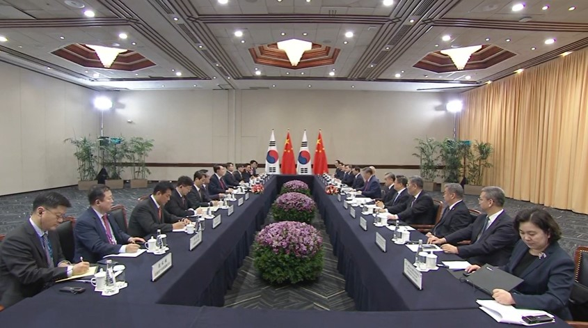 15일 페루 리마에서 열린 APEC 기간 중 한중 정상 등이 회담을 열고 있다. 중국 중앙방송(CCTV) 캡처. 화면 캡처 2024-11-17 082108.jpg
