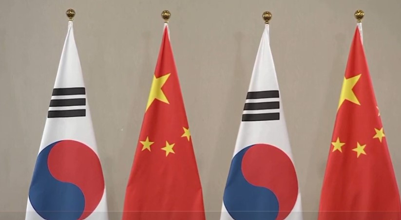 15일 APEC 정상회의 기간 중 열린 한중 정상회담장에 마련된 태극기과 오성홍기. 중국 매체 캡처. 화면 캡처 2024-11-17 082056.jpg