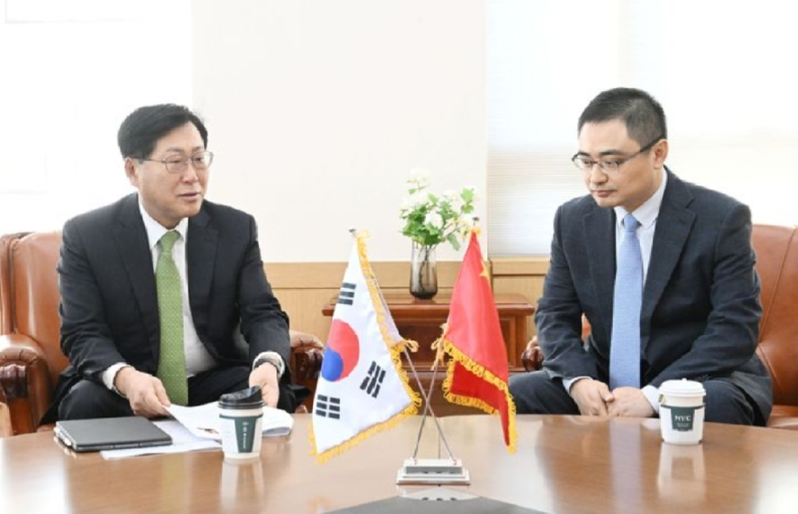 팡쿤 주한중국대사관 대리대사(오른쪽)과 최지영 기획재정부 국제경제관리관. 사진=기재부 제공 1000013284.jpg