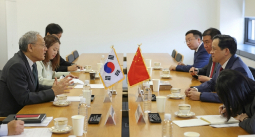 다이빙(오른쪽 두번째) 주한 중국대사와 유인촌(왼쪽) 문화체육관광부 장관이 14일 면담하고 있다. 문화체육관광부 제공 원본보기 다이빙(오른쪽 두번째) 주한 중국대사와 유인촌(왼쪽) 문화체육관광부 장관이 14일 면담하고 있다. 사진= 문화체육관광부 제공 1000014632.jpg
