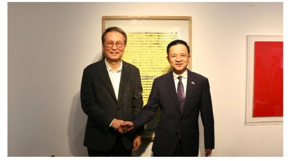다이빙 주한중국대사(오른쪽).사진=주한중국대사관 1000015767.jpg