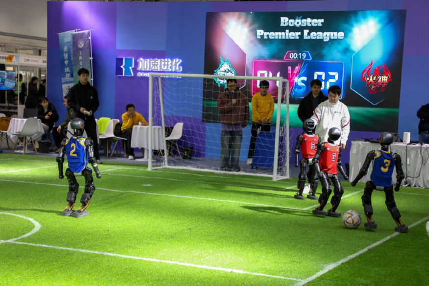 2025년 2월 21일 상하이에서 열린 글로벌 개발자 콘퍼런스에서 로봇 축구 선수들이 경기를 펼치고 있다. 사진=차이나데일리 1000017807.jpg